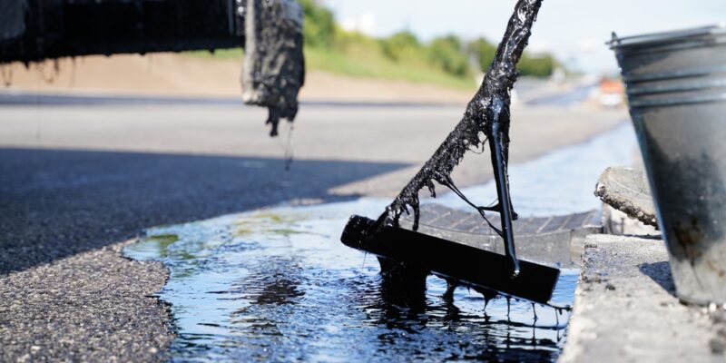 Spreading,Liquid,Hot,Bitumen,For,Water-seal,Coating,At,Edge,Of